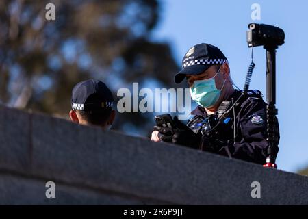 MELBOURNE, AUSTRALIE - JUILLET 31 : des policiers spécialisés sont vus installer des caméras pour surveiller la zone autour du sanctuaire afin de faciliter l'identification des anti-makers qui vole la loi lors de la COVID 19 le 31 juillet 2020 à Melbourne, en Australie. Les manifestants anti-facemask se rassemblent au sanctuaire du souvenir un jour après que Victoria ait vu un nouveau record dans les cas de coronavirus. Banque D'Images