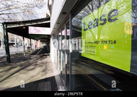 Vue sur l'un des nombreux magasins de Lygon Street qui sont disponibles à la location pendant le COVID-19 à Melbourne, en Australie. Little Italy dans Lygon Street continue à s'effondrer où plus de 22 locaux qui étaient autrefois des cafés et des restaurants animés sont vides et à la recherche de nouveaux locataires. Alors que les restrictions de la phase 4 étranglent la ville de Melbourne, les affaires sont en train de tomber comme des mouches et, autrefois, les rues emblématiques comme Lygon restent désertes. Le répit semble peu probable, car 394 nouveaux cas de coronavirus ont été découverts pendant la nuit, ainsi que les 17 décès, les plus mortels de Victoria depuis le début de la crise. Banque D'Images