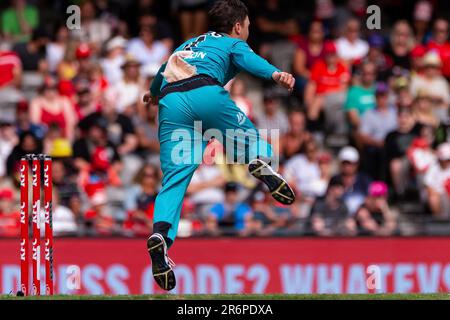 MELBOURNE, AUSTRALIE - 27 JANVIER : Mitch Sweson, de Brisbane, a chauffé des boules lors du match de cricket de la Big Bash League entre les Renegades de Melbourne et Brisbane Heat au stade Marvel sur 27 janvier 2020 à Melbourne, en Australie. Banque D'Images