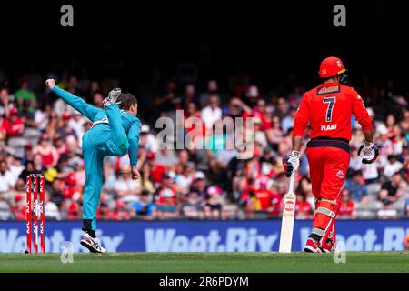 MELBOURNE, AUSTRALIE - 27 JANVIER : Mitch Sweson, de Brisbane, a chauffé des boules lors du match de cricket de la Big Bash League entre les Renegades de Melbourne et Brisbane Heat au stade Marvel sur 27 janvier 2020 à Melbourne, en Australie. Banque D'Images