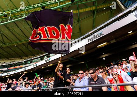 MELBOURNE, AUSTRALIE - 27 JANVIER : les fans de cricket lors du match de cricket de la Big Bash League entre les Renegades de Melbourne et Brisbane chauffent au stade Marvel sur 27 janvier 2020 à Melbourne, en Australie. Banque D'Images