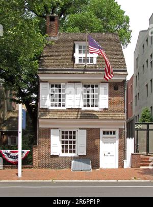 Des drapeaux ornent la maison Betsy Ross sur Arch Street à Philadelphie, en Pennsylvanie. Banque D'Images