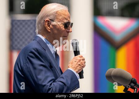 Washington DC, États-Unis. 10th juin 2023. Joe Biden, président des États-Unis, lors d'un événement de célébration du mois de la fierté à la Maison Blanche à Washington, DC, États-Unis, le samedi, 10 juin, 2023. Biden a annoncé cette semaine de nouveaux efforts fédéraux visant à aider les jeunes LGBTQ et à contrer les interdictions de livres à la suite des efforts des Républicains au niveau de l'État et local pour adopter des lois ciblant les Américains transgenres. Crédit: Nathan Howard/Pool via CNP/MediaPunch crédit: MediaPunch Inc/Alay Live News Banque D'Images