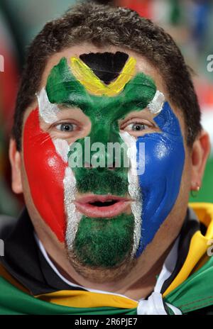 Un supporter attend le début du match de rugby de la coupe du monde 2011 en Afrique du Sud contre la Namibie, au North Harbour Stadium, à Auckland, en Nouvelle-Zélande, jeudi, 22 septembre 2011. Banque D'Images