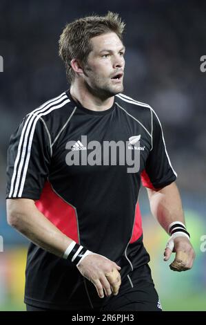 Le capitaine de la Nouvelle-Zélande Richie McCaw se réchauffe avant de jouer à la France pendant un match de la coupe du monde de rugby 2011, Eden Park, Auckland, Nouvelle-Zélande, samedi, 24 septembre 2011. Banque D'Images