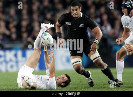 Morgan Parra en France est sur le point d'être contesté par Jerome Kaino en Nouvelle-Zélande lors d'un match de la coupe du monde de rugby 2011, Eden Park, Auckland, Nouvelle-Zélande, samedi, 24 septembre 2011. Banque D'Images