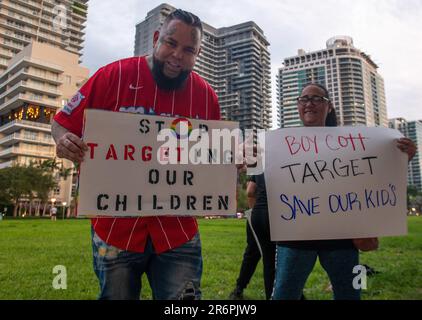 1 juin 2023, Miami, Floride, États-Unis : LE RAPPEUR MAGA FORGIATO BLOW, 37 ans, avec un panneau qui dit : 'TOP CIBLANT NOS ENFANTS', lors d'une manifestation religieuse anti-LGBTQ devant une cible du centre-ville de Miami dans le cadre d'un boycott de la vente de marchandises pro-LGBTQ du grand magasin pendant le mois de la fierté LGBTQ. Ensuite, une femme tient un panneau disant: "BOYCOTT CIBLE SAUVER NOS ENFANTS". Kurt Jantz, connu professionnellement sous le nom de Forgiato Blow, est un rappeur américain conservateur, connu pour son soutien indéfectible à l'ancien président Donald Trump. Jantz est le petit-fils du fondateur d'AutoTrader, Stuart Arnold. Jantz est un pionnier de t Banque D'Images