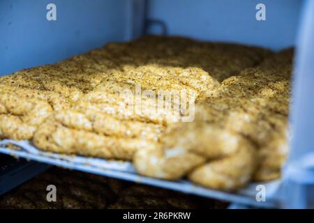 Berlin, Allemagne. 23rd mai 2023. Un plateau de simit traditionnel à la boulangerie turque de Cevik à Berlin-Wedding. Un simit est une pâte de levure en forme d'anneau avec des graines de sésame sur la croûte. (À dpa: Croustillant et moelleux: Les curls de sésame turc sont aussi un morceau d'enfance) Credit: Christoph Soeder/dpa/Alay Live News Banque D'Images