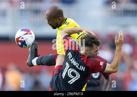 Toronto. 10th juin 2023. Kobe Franklin (avant) du Toronto FC rivalise avec Teal Bunbury de Nashville SC lors de leur match de football de la Ligue majeure (MLS) de 2023 à BMO Field, à Toronto, au Canada, sur 10 juin 2023. Credit: Zou Zheng/Xinhua/Alamy Live News Banque D'Images