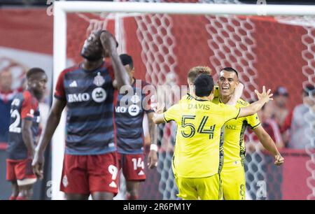 Toronto. 10th juin 2023. Les joueurs de Nashville SC célèbrent le pointage lors du match de football de la Ligue majeure (MLS) de 2023 entre le Toronto FC et le Nashville SC à BMO Field, à Toronto, au Canada, sur 10 juin 2023. Credit: Zou Zheng/Xinhua/Alamy Live News Banque D'Images