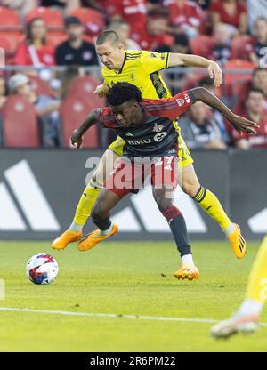 Toronto. 10th juin 2023. Deandre Kerr (devant) du Toronto FC vies avec Alex Muyl de Nashville SC lors de leur match de football de la Ligue majeure (MLS) 2023 à BMO Field, à Toronto, au Canada, sur 10 juin 2023. Credit: Zou Zheng/Xinhua/Alamy Live News Banque D'Images