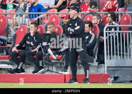 Toronto, Ontario, Canada. 10th juin 2023. Bob Bradley, entraîneur du Toronto FC, observe l'action pendant le match de la MLS entre le Toronto FC et le Nashville SC à BMO Field à Toronto. Le jeu a terminé 1-1 (Credit image: © Angel Marchini/ZUMA Press Wire) USAGE ÉDITORIAL SEULEMENT! Non destiné À un usage commercial ! Banque D'Images