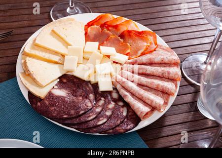 Assiette de viande avec saucisse de sang et fromage Banque D'Images