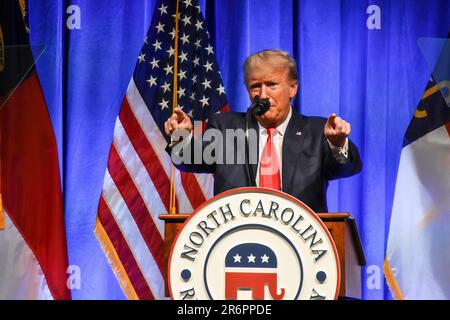 Greensboro, États-Unis. 10th juin 2023. L'ancien président des États-Unis, Donald J. Trump, commente les affaires mondiales concernant la Chine et la Corée du Nord. L'ancien président des États-Unis, Donald J. Trump, prononce un discours lors de la convention GOP de l'État de Caroline du Nord de 2023 à Greensboro. L'ancien président des États-Unis Donald J. Trump a critiqué l'inculpation de 37 chefs d'accusation liés à des documents classifiés. Crédit : SOPA Images Limited/Alamy Live News Banque D'Images