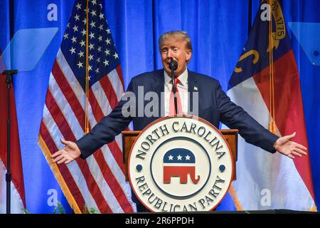 Greensboro, États-Unis. 10th juin 2023. L'ancien président des États-Unis, Donald J. Trump, commente l'inculpation de documents classifiés lors d'un événement. L'ancien président des États-Unis, Donald J. Trump, prononce un discours lors de la convention GOP de l'État de Caroline du Nord de 2023 à Greensboro. L'ancien président des États-Unis Donald J. Trump a critiqué l'inculpation de 37 chefs d'accusation liés à des documents classifiés. Crédit : SOPA Images Limited/Alamy Live News Banque D'Images