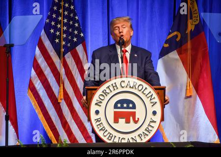 Greensboro, États-Unis. 10th juin 2023. L'ancien président des États-Unis, Donald J. Trump, commente l'inculpation de documents classifiés lors d'un événement. L'ancien président des États-Unis, Donald J. Trump, prononce un discours lors de la convention GOP de l'État de Caroline du Nord de 2023 à Greensboro. L'ancien président des États-Unis Donald J. Trump a critiqué l'inculpation de 37 chefs d'accusation liés à des documents classifiés. Crédit : SOPA Images Limited/Alamy Live News Banque D'Images