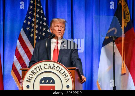 Greensboro, États-Unis. 10th juin 2023. L'ancien président des États-Unis, Donald J. Trump, commente l'inculpation de documents classifiés lors d'un événement. L'ancien président des États-Unis, Donald J. Trump, prononce un discours lors de la convention GOP de l'État de Caroline du Nord de 2023 à Greensboro. L'ancien président des États-Unis Donald J. Trump a critiqué l'inculpation de 37 chefs d'accusation liés à des documents classifiés. Crédit : SOPA Images Limited/Alamy Live News Banque D'Images