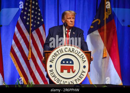 Greensboro, États-Unis. 10th juin 2023. L'ancien président des États-Unis, Donald J. Trump, commente l'inculpation de documents classifiés lors d'un événement. L'ancien président des États-Unis, Donald J. Trump, prononce un discours lors de la convention GOP de l'État de Caroline du Nord de 2023 à Greensboro. L'ancien président des États-Unis Donald J. Trump a critiqué l'inculpation de 37 chefs d'accusation liés à des documents classifiés. (Photo de Kyle Mazza/SOPA Images/Sipa USA) crédit: SIPA USA/Alay Live News Banque D'Images