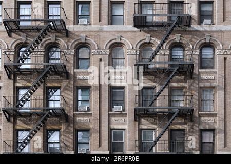 Ancien immeuble d'appartements de New York avec échelles d'évacuation extérieures Banque D'Images