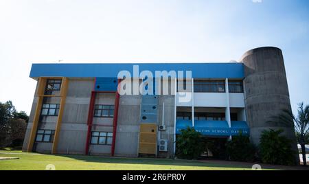 Ce bâtiment actuellement occupé par l'école Essington de Nightcliff, Darwin, combine des éléments de conception en béton solides et des peintures aux couleurs vives Banque D'Images