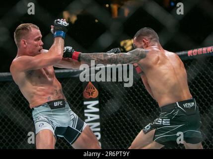 Vancouver, Vancouver, C.-B., Canada. 11th juin 2023. VANCOUVER (COLOMBIE-BRITANNIQUE) - 10 JUIN : (R-L) Dan IgE poinçons Nate Lanwehr lors de l'événement UFC 289 à Rogers Arena le 10 juin 2023 à Vancouver (Colombie-Britannique). (Credit image: © Tomaz Jr/PX Imagens via ZUMA Press Wire) USAGE ÉDITORIAL SEULEMENT! Non destiné À un usage commercial ! Banque D'Images