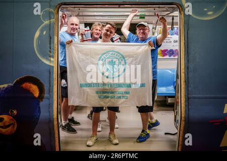 Istanbul, Turquie. 11th juin 2023. Les fans de Manchester City posent avec un drapeau commémoratif au métro d'Istanbul. Vaincre l'Inter Milan 1-0 au stade olympique Atatürk lors du match de la coupe de l'UEFA Champions League, Manchester City a remporté la coupe de la ligue des champions et les fans anglais ont célébré sur la place Taksim d'Istanbul. Crédit : SOPA Images Limited/Alamy Live News Banque D'Images