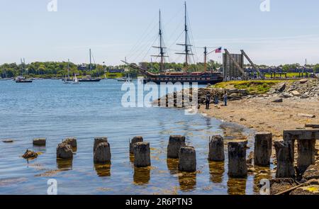 Newport, Rhode Island - 28 mai 2023: Belle vue sur la baie dans le parc national de fort Adams en une journée ensoleillée Banque D'Images