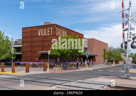 Violet Crown Cinéma par passage à niveau dans le Railyard District à Santa Fe, Nouveau, Mexique, États-Unis. Banque D'Images