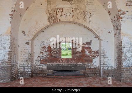 Vue intérieure sur les murs de briques blanchis à la chaux à fort Pulaski sur l'île Cockspur le long de la rivière Savannah à Savannah, Géorgie. (ÉTATS-UNIS) Banque D'Images