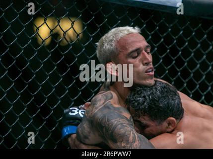 Vancouver, Vancouver, C.-B., Canada. 11th juin 2023. VANCOUVER (COLOMBIE-BRITANNIQUE) - 10 JUIN : (G-D) Charles Oliveira combat Beneil Dariush lors de l'événement UFC 289 à Rogers Arena le 10 juin 2023 à Vancouver (Colombie-Britannique). (Credit image: © Tomaz Jr/PX Imagens via ZUMA Press Wire) USAGE ÉDITORIAL SEULEMENT! Non destiné À un usage commercial ! Banque D'Images