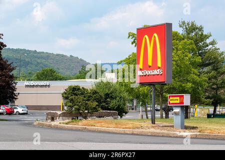 Muncy, États-Unis. 10th juin 2023. Le logo McDonald's est visible sur une enseigne à l'extérieur du restaurant du Lycoming Mall. Crédit : SOPA Images Limited/Alamy Live News Banque D'Images