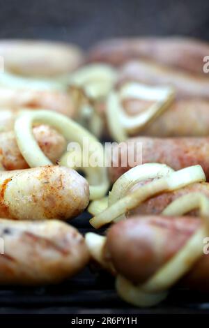 Beaucoup de barbecue saucisses conseils avec l'oignon Banque D'Images