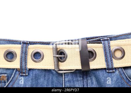 Jean bleu et ceinture blanche en cuir sur fond blanc Banque D'Images