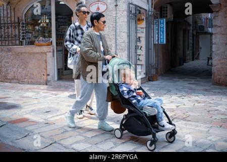 Kotor, Monténégro, 13 avril 2023 : un petit garçon dans une poussette sur une promenade avec sa mère et sa grand-mère Banque D'Images