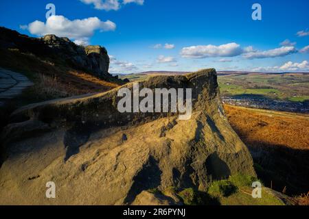 Vue sur la ville d'Ilkley depuis les rochers de vache et de veau Banque D'Images