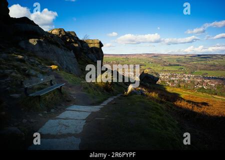 Vue sur la ville d'Ilkley dans le Yorkshire depuis la vache et le rocher de veau également connu sous le nom de Hangingstone Rocks Banque D'Images