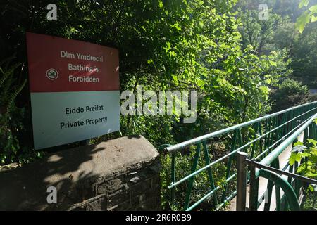 Bilingue (gallois / Anglais) Signpost sur une passerelle disant propriété privée et baignade interdite Banque D'Images