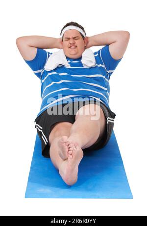 Fitness, surpoids et homme faisant un exercice dans un studio pour la perte de poids, la santé ou le bien-être. Sports, obésité et graisse homme personne faisant un corps assis Banque D'Images
