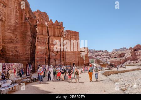 Vue sur la rue des façades, rangée de tombes monumentales Nabataées sculptées dans la falaise sud de Petra, en Jordanie Banque D'Images