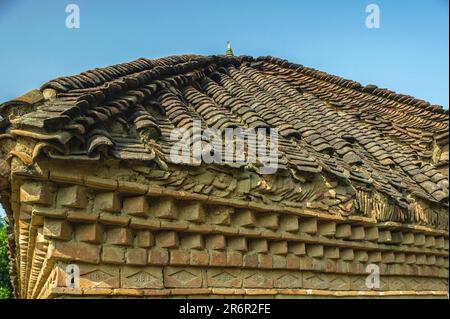 09 01 2008 Tiles de toit en argile traditionnelle d'époque et Brickwall Village House près de Chhapaïya Uttar Pradesh Inde Asie. Banque D'Images