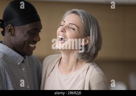 Positif gai divers couple de différentes races ayant du plaisir Banque D'Images