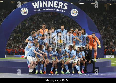 Le capitaine Ilkay Gundogan de la ville de Manchester et ses coéquipiers célèbrent lors de la cérémonie de remise des trophées suivant la Ligue des champions de l'UEFA, finale du match de football entre le FC de la ville de Manchester et le FC Internazionale (Inter Milan) sur 10 juin 2023 au stade olympique Ataturk à Istanbul, Turquie - photo : Jean Catuffe/DPPI/LiveMedia Banque D'Images