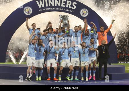 Le capitaine Ilkay Gundogan de la ville de Manchester et ses coéquipiers célèbrent lors de la cérémonie de remise des trophées suivant la Ligue des champions de l'UEFA, finale du match de football entre le FC de la ville de Manchester et le FC Internazionale (Inter Milan) sur 10 juin 2023 au stade olympique Ataturk à Istanbul, Turquie - photo : Jean Catuffe/DPPI/LiveMedia Banque D'Images