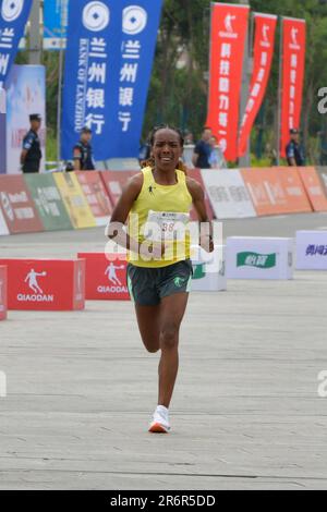 Lanzhou. 11th juin 2023. Tadelecch Bekele d'Ethiopie se hisse à la ligne d'arrivée pendant le Marathon de Lanzhou 2023 à Lanzhou, dans la province de Gansu, au nord-ouest de la Chine, sur 11 juin 2023. Crédit: Fan Peishen/Xinhua/Alay Live News Banque D'Images