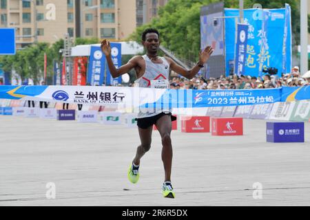 Lanzhou. 11th juin 2023. Hailemaryam Kiros d'Ethiopie se hante à la ligne d'arrivée lors du marathon de Lanzhou 2023 à Lanzhou, dans la province de Gansu, dans le nord-ouest de la Chine, sur 11 juin 2023. Crédit: Fan Peishen/Xinhua/Alay Live News Banque D'Images