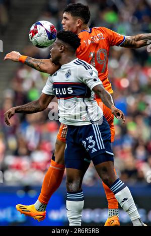 Vancouver, Canada. 10th juin 2023. Javain Brown (L) de Vancouver Whitecaps FC vies avec Brandon Vazquez du FC Cincinnati lors du match de football de la Ligue majeure (MLS) de 2023 entre le FC Whitecaps de Vancouver et le FC Cincinnati à Vancouver, Canada, on 10 juin 2023. Crédit : Andrew Soong/Xinhua/Alay Live News Banque D'Images