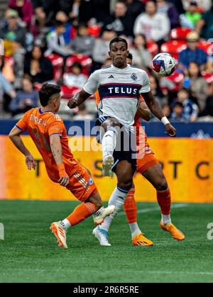 Vancouver, Canada. 10th juin 2023. Alvaro Barreal (L) du FC Cincinnati vies avec Sergio Cordova de Vancouver Whitecaps FC lors du match de football de la Ligue majeure (MLS) de 2023 entre le FC Whitecaps de Vancouver et le FC Cincinnati à Vancouver, Canada, on 10 juin 2023. Crédit : Andrew Soong/Xinhua/Alay Live News Banque D'Images