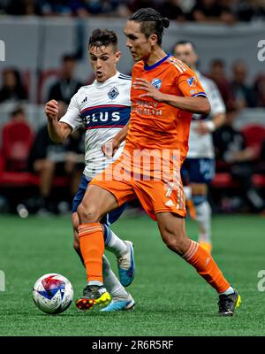 Vancouver, Canada. 10th juin 2023. Andres Cubas (L) de Vancouver Whitecaps FC vies avec Yuya Kubo du FC Cincinnati lors du match de football de la Ligue majeure (MLS) de 2023 entre le FC Whitecaps de Vancouver et le FC Cincinnati à Vancouver (Canada), sur 10 juin 2023. Crédit : Andrew Soong/Xinhua/Alay Live News Banque D'Images