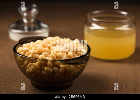 Aquafaba, liquide après la cuisson des légumineuses. Remplacement des blancs d'œufs pour les végétariens, utilisation pour la cuisson des desserts Banque D'Images