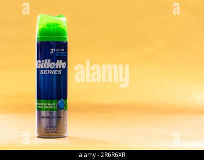 Boston, États-Unis - 30 mai 2023: Série Gillette gel de rasage sensible isolé sur fond jaune Banque D'Images